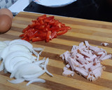 Foto del paso 1 de la receta: Revuelto de pimiento, cebolla y pechuga de pavo