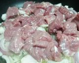 صورة لخطوة 2 من وصفة حمسة لحمة الجمل مع البصل والفطر 🥩🧅🍄