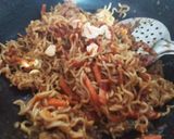 A picture of step 5 of Spicy maggi.