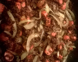 Foto del paso 2 de la receta: Espirales de pasta salteados con morcilla de burgos y salchichas