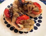 Foto del paso 3 de la receta: Bruschettas de 🍆 🍅 🧄 y aceitunas negras