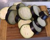 Une image de l'étape 2 de Aubergines grillées au fromage et épices.