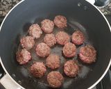 Une image de l'étape 3 de Boulettes de bœuf haché à la sauce et pâtes.