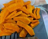 Une image de l'étape 2 de Frites de potimarron au miel et épices.