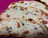 Foto del paso 6 de la receta: Pan con tomate seco olivas y queso rallado