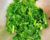 Hình bước làm 2 của món Cải Kale Xào Tỏi