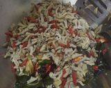 Foto langkah ke 3 dari resep Oseng usus kecap.