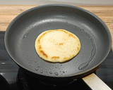 Foto del paso 4 de la receta: Arepas con carne picada tres pimientos y crema aguacate