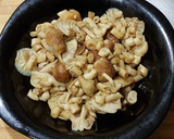 Foto del paso 1 de la receta: Pollo con setas y cebolla a la cerveza
