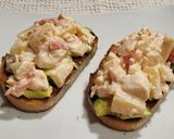 Foto del paso 6 de la receta Montaditos de delicias de mar y aguacate