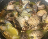 Foto del paso 3 de la receta: Almejas a la marinera (rápidas)