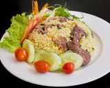 Hình bước làm 4 của món Cơm chiên cari bò + canh mọc nấm+ chanh dây đá cho buổi trưa mát mẻ