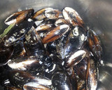 Foto del paso 4 de la receta: Mejillones en salsa de tomate picante