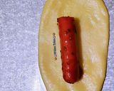 Foto langkah ke 2 dari resep Hot Sausage Bread with Chilli powder.