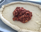 Foto del paso 5 de la receta: Pizza boloñesa con bordes de queso y masa casera