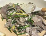 Foto langkah ke 5 dari resep Daging Sapi Tumis Cabai Hijau.