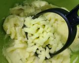 Foto langkah ke 1 dari resep Stick Kentang Keju.