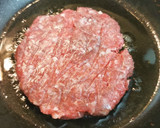 Foto del paso 3 de la receta: Hamburguesa de ternera con Camembert y Cebolla caramelizada