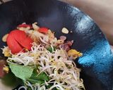 Foto langkah ke 3 dari resep Indomie goreng tomat.