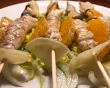 Foto del paso 10 de la receta: Pincho de ceviche de pescado, mejillones y gambones, sobre cama de verduras crudas y frutas