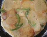 Foto del paso 4 de la receta: Tortilla de papas con pimiento y queso  para dos
