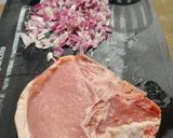 Foto del passaggio 1 della ricetta Bistecche di maiale alle cipolle