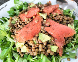 Foto del paso 7 de la receta: Ensalada de lentejas con canónigos, salmón y aguacate