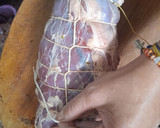 Foto del paso 4 de la receta: Colita rellena con panceta, queso, morrón, aceitunas y huevo