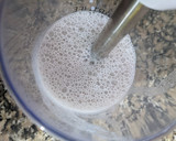 Foto del paso 2 de la receta: Licuado de banana 🍌 y arándanos 🫐