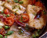 Foto del paso 11 de la receta: Bacalao y merluza con guisantes en salsa con cherrys y albahaca con jamón