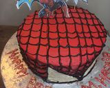 A picture of step 5 of Spider man theme cake 🕷 🍰.