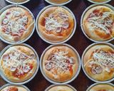 Foto langkah ke 8 dari resep Pizza Mini Topping Sosis Keju.