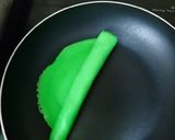 Foto langkah ke 3 dari resep Dadar Gulung Gunting Pandan.