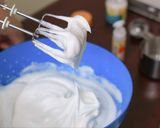 Foto langkah ke 3 dari resep Basic Meringues (4 Bahan).