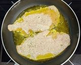 Foto del paso 2 de la receta: Filetes de pechuga de pollo a las finas hierbas empanados