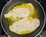 Foto del paso 2 de la receta: Filetes de pechuga de pollo a las finas hierbas empanados