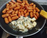 Foto del paso 8 de la receta: Mini salchichas de pollo al roquefort con calabacín y papas