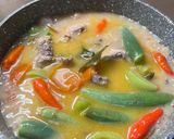 Foto langkah ke 7 dari resep Garang Asem Ayam Terong Telunjuk.