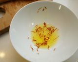 番紅花雞肉淡菜燉飯。簡易版的食譜步驟1照片