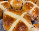 A picture of step 9 of HONEY-GLAZED HOT CROSSBUNS.
