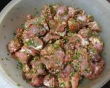 Foto del paso 2 de la receta: Carne de cochino en adobo con papas arrugas
