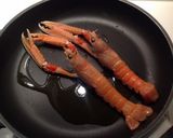 Foto del passaggio 3 della ricetta Fusilli allo zafferano, con scampi su crema di piselli e speck croccante