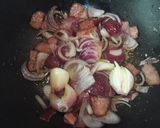 Foto del paso 3 de la receta: Papas salteadas en gajos con habas