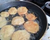 A picture of step 5 of Aloo k pakoray.
