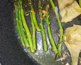 Foto del paso 6 de la receta: Fideos guisados con alcachofas, espárragos y chirlas