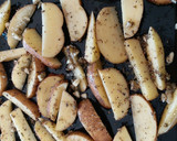 Foto langkah ke 3 dari resep Baked Potato Wedges.