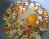 รูปขั้นตอนการทำที่ 2 ของ อกไก่ผัดผงกะหรี่ ใส่ไข่ ผักสามสี คลีน