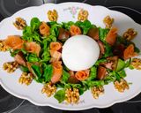Foto del paso 2 de la receta: Ensalada de canónigos con rosas de salmón, burrata y nueces