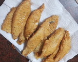 Foto del paso 2 de la receta: Barritas de gallo rebozado con ensalada y papas fritas