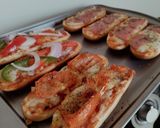 รูปขั้นตอนการทำที่ 4 ของ Baked hotdogs pizza 🌭